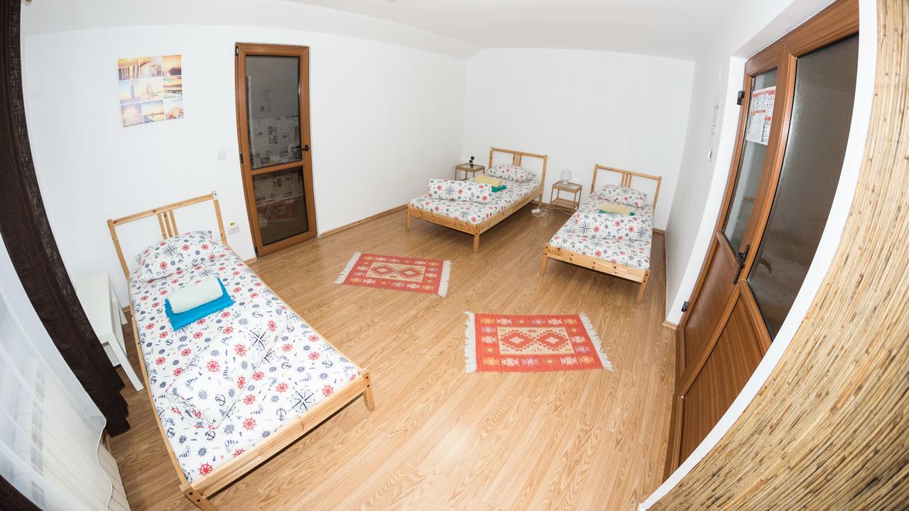 Exit Routine Hostelティミショアラ エクステリア 写真